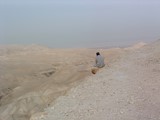 Le désert du Wadi Quelt entre Jérusalem et Jéricho (De dos le Père Benoît AUBERT - Pèlerinage en Terre Sainte en 2008)